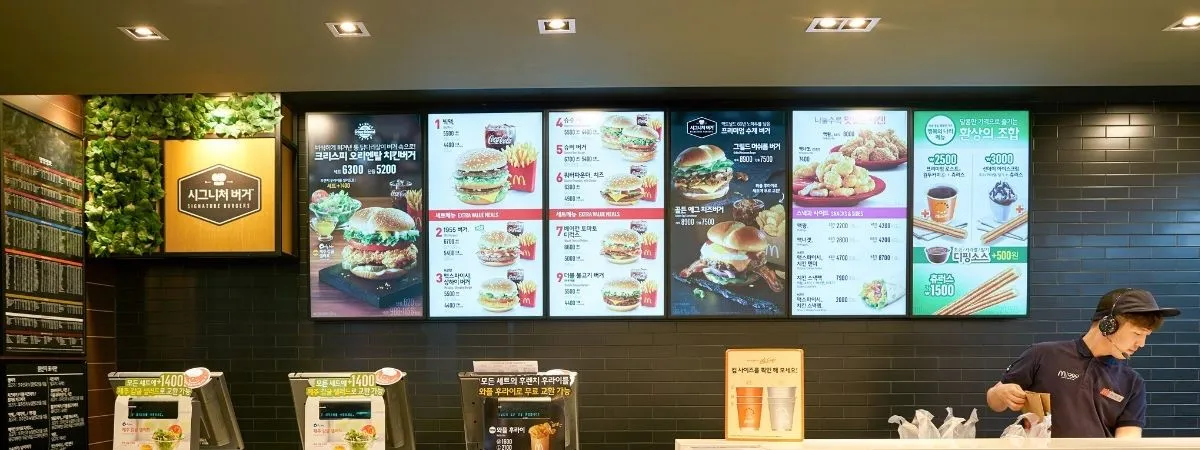 Using digital menu display board in burger shop has better visibility Using digital menu display board in burger shop has better visibility
